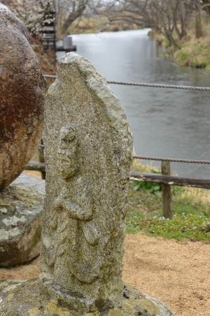 05石仏がたたずむ良い風景.JPG