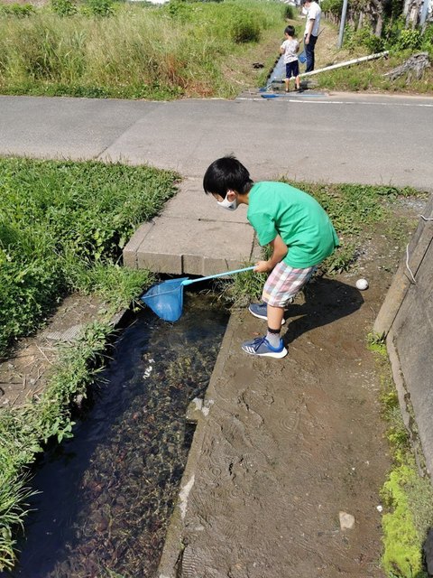 02いつもの湧水用水路へ.jpg