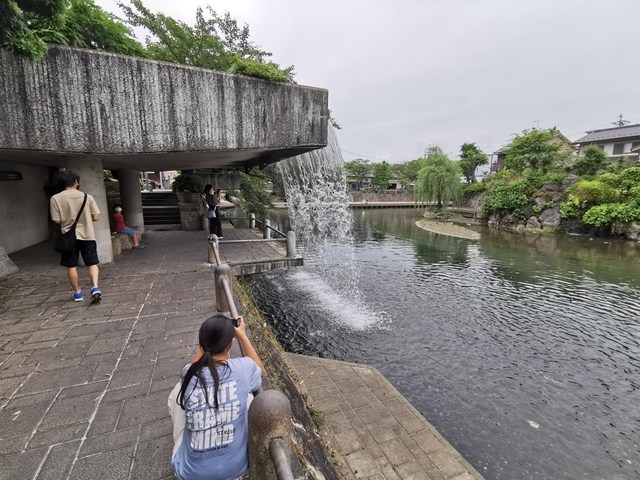 13途中で何かに気づいたシオリが前のめり.jpg