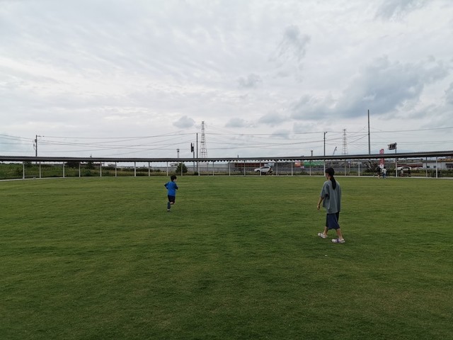 05広々芝生広場でボール遊び.jpg