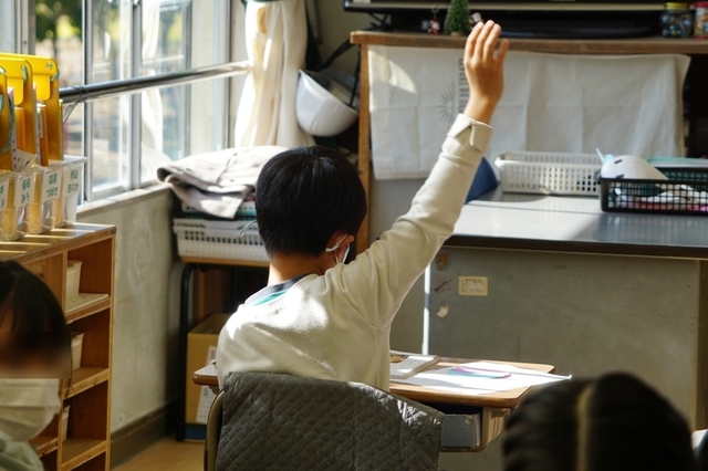 目を合わせないように手をあげるソースケ.JPG
