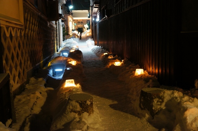 2014雪灯りの散歩路裏路地.JPG