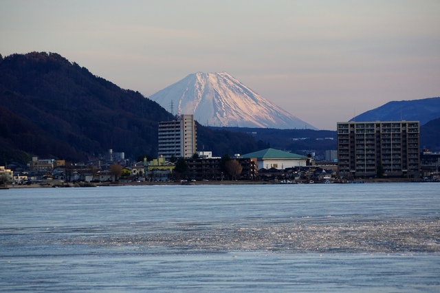 凍結諏訪湖と富士山別角度.JPG