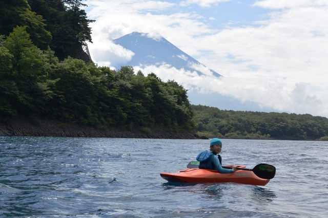 13富士山をバッグにソースケ単独カヤック.JPG