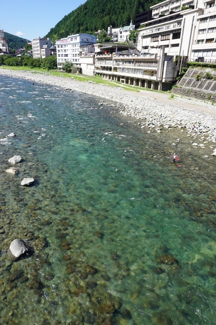 24飛騨川はびっくりするくらいの清流だった.JPG