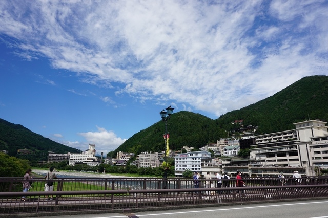 05飛騨川の橋を渡る.JPG