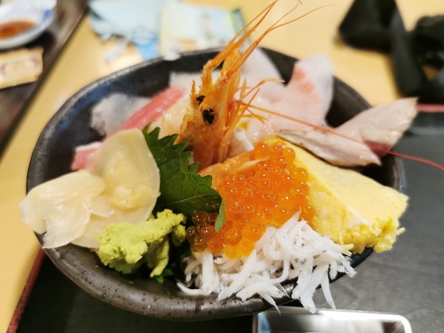 13リョータと私は地魚丼1080円.jpg