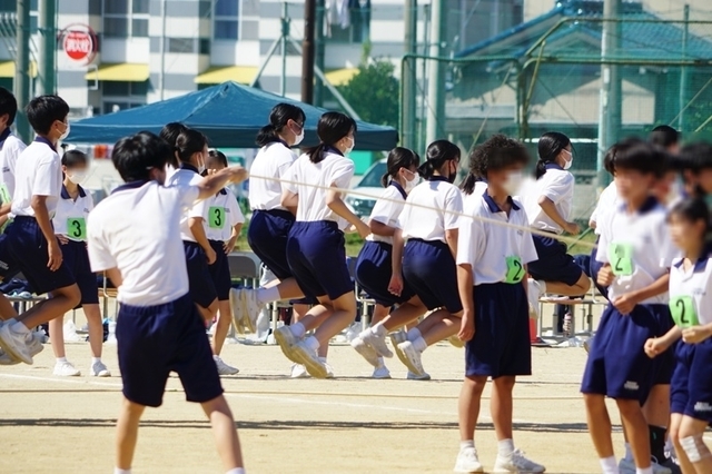 シオリ達の大縄跳び.JPG