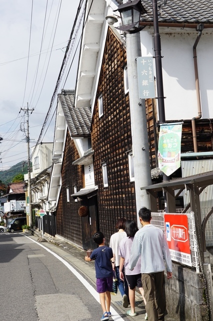 03古い造り酒屋の横を通り.JPG