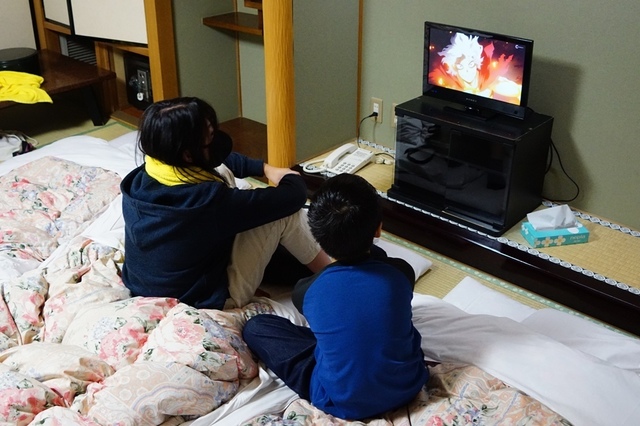 33テレビにかぶりつき.JPG