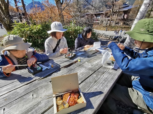 13昼食は気持ち良いので外で.jpg